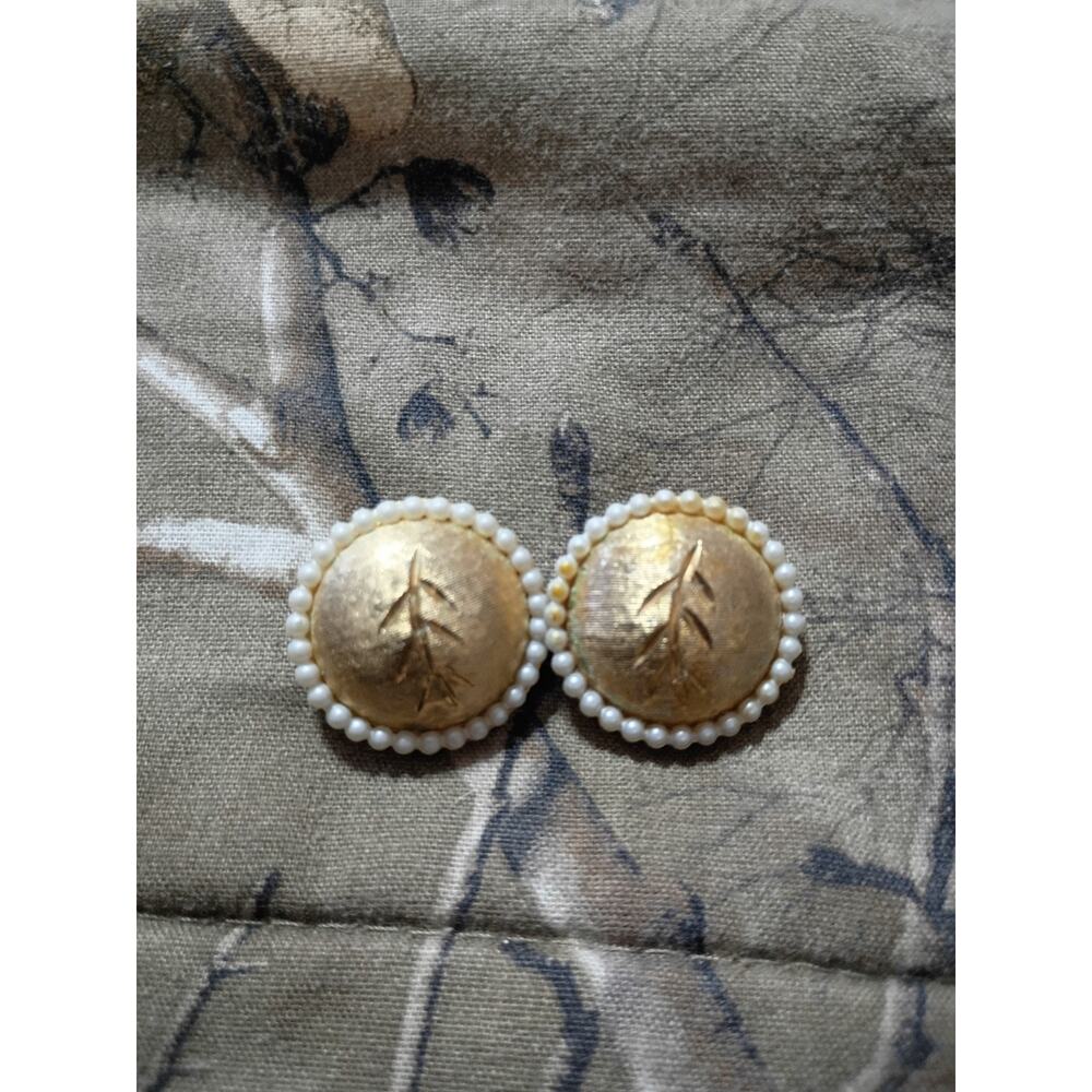 Vintage Womens Gold Tone Clip On Earings